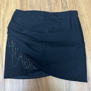 BEBE Black Side Ruched Mini Skirt with Chain Details. Sz 2